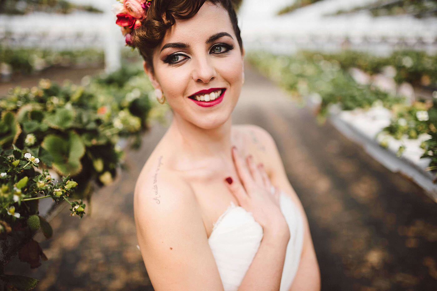 Editorial Mid-Century Modern Wedding in a Strawberry Field