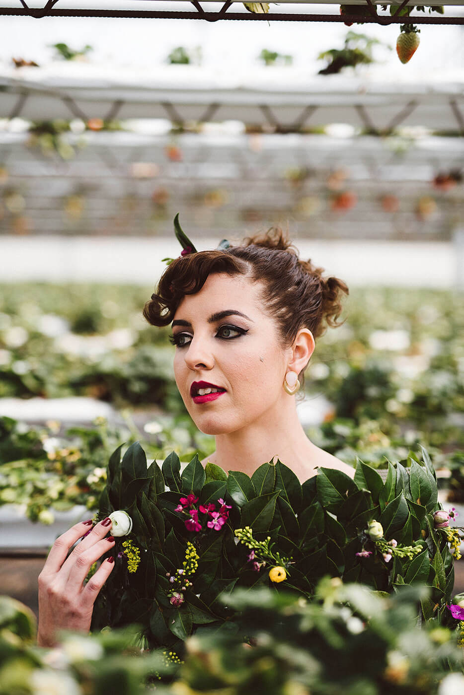 roma-organizacao-eventos-editorial-mid-century-modern-wedding-in-a-strawberry-field-09
