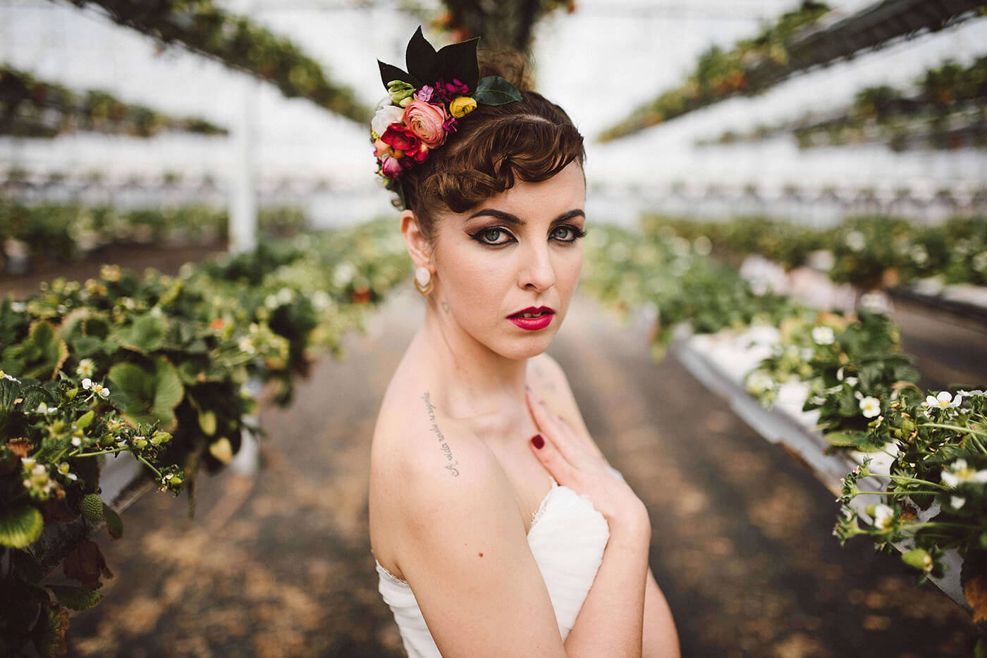 roma-organizacao-eventos-editorial-mid-century-modern-wedding-in-a-strawberry-field-10