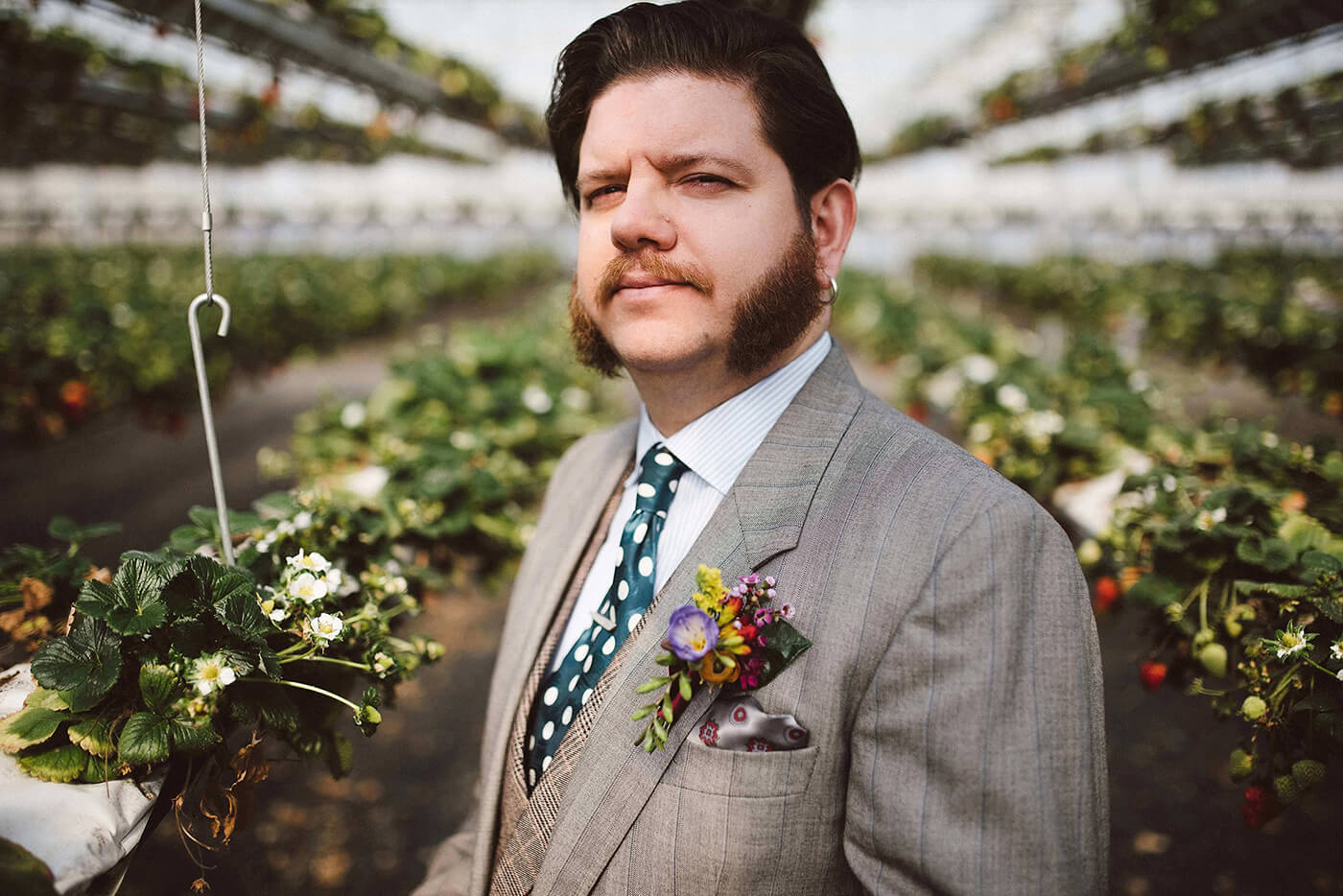roma-organizacao-eventos-editorial-mid-century-modern-wedding-in-a-strawberry-field-11