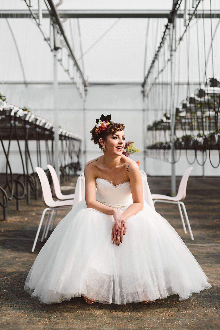 roma-organizacao-eventos-editorial-mid-century-modern-wedding-in-a-strawberry-field-17