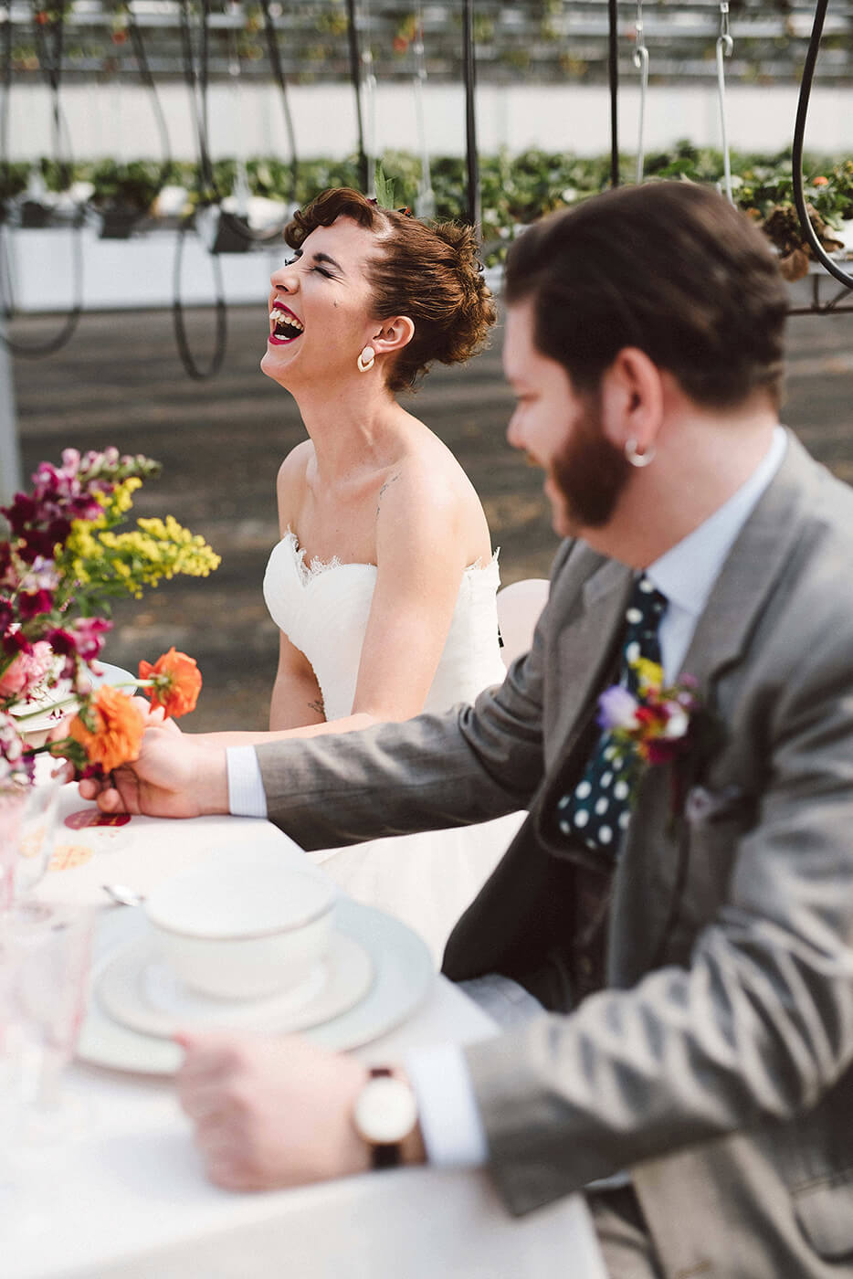 roma-organizacao-eventos-editorial-mid-century-modern-wedding-in-a-strawberry-field-19