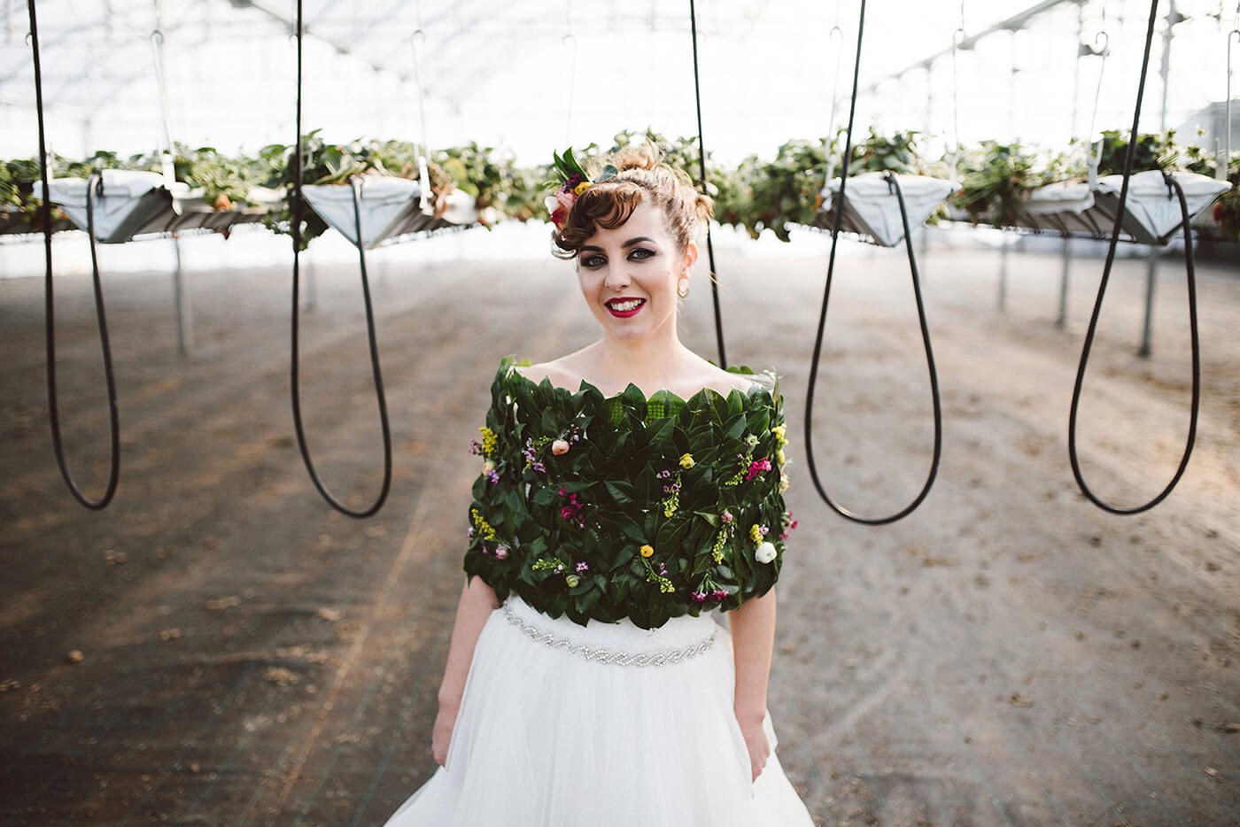 roma-organizacao-eventos-editorial-mid-century-modern-wedding-in-a-strawberry-field-22