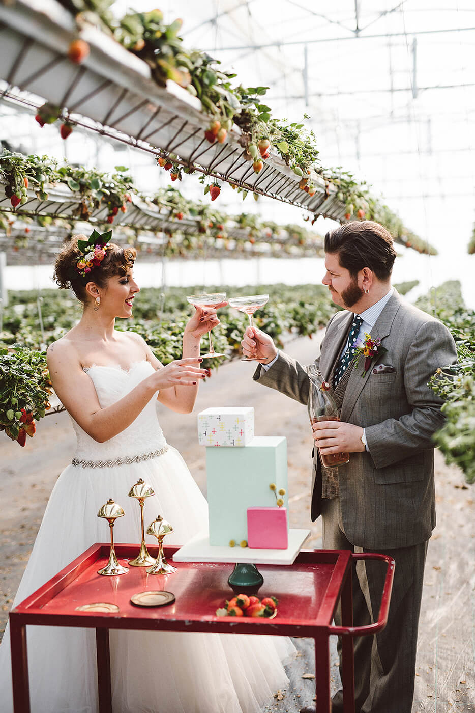roma-organizacao-eventos-editorial-mid-century-modern-wedding-in-a-strawberry-field-28