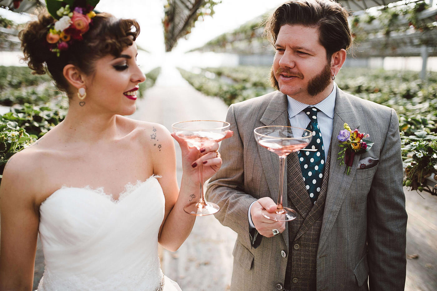 roma-organizacao-eventos-editorial-mid-century-modern-wedding-in-a-strawberry-field-29